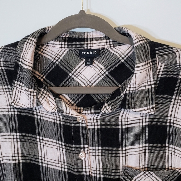 Torrid Flannel Lightweight Button Down Light Pink & Black Plaid Size 2X - Picture 2 of 15
